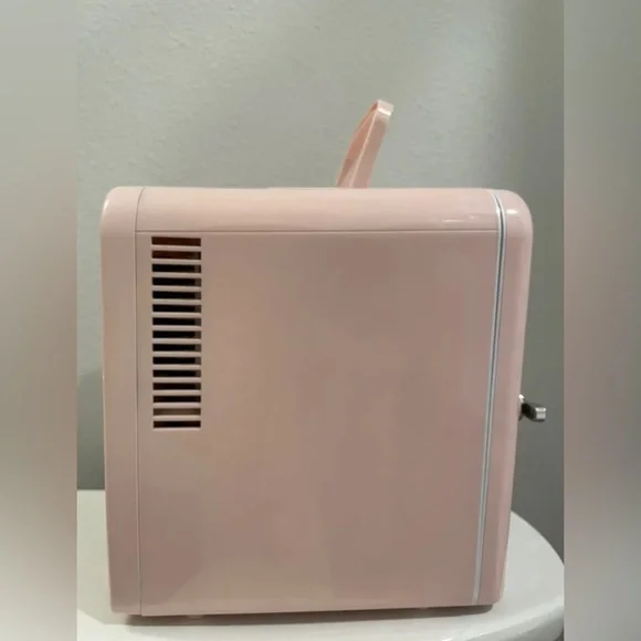 PINK FRIGIDAIRE RETRO MINI FRIDGE + PLUG - Picture 3 of 11